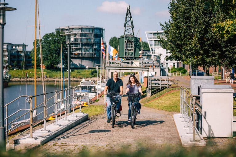 Paar auf Fahrrädern am Stader Stadthafen